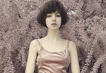 La jeune fille & le paon